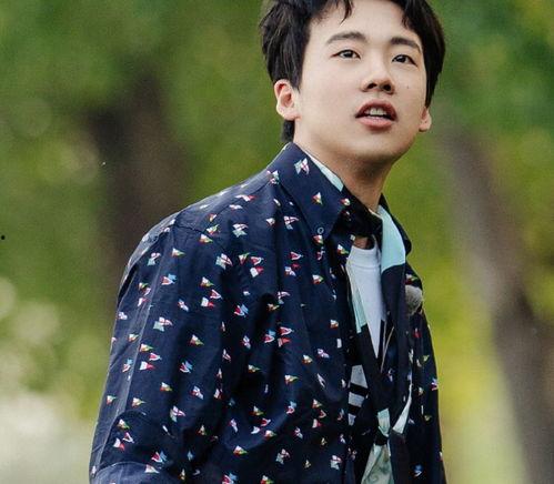 郭麒麟跟网红合影,展现跨界友谊新风尚